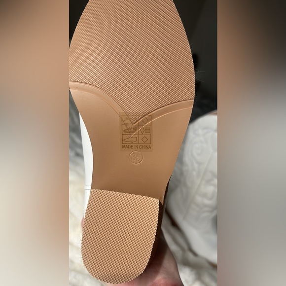 ✨SOLD ✨ NWT White and Tan Faux Leather boots! - Picture 6 of 7